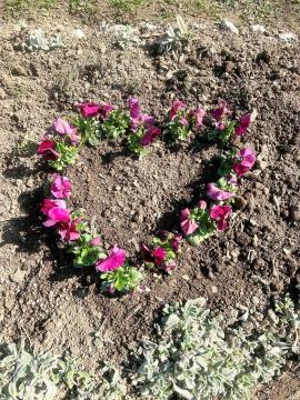 Velikonočna dekoracija ob cesti na Brdinjah (9)